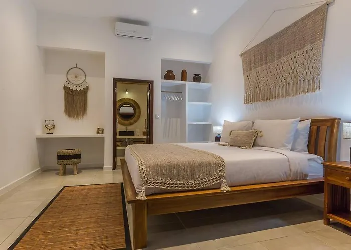 Villa 4 Bedr 5min Walk From Eat Street&beach Seminyak