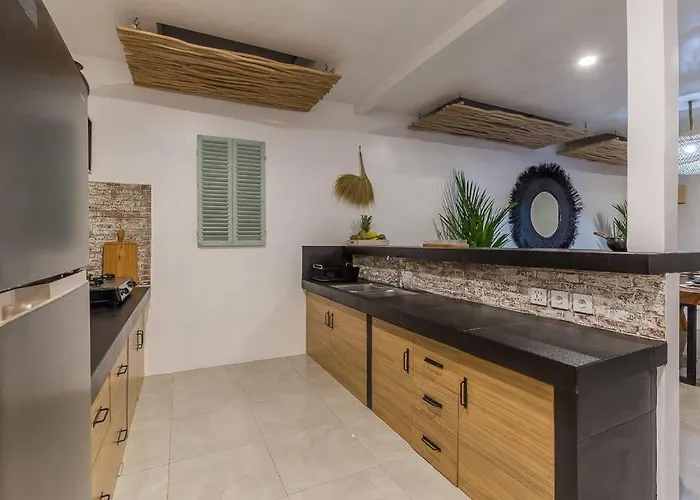 Villa 4 Bedr 5min Walk From Eat Street&beach *