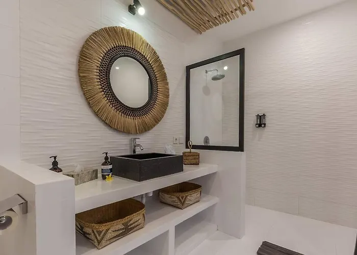 Villa 4 Bedr 5min Walk From Eat Street&beach *